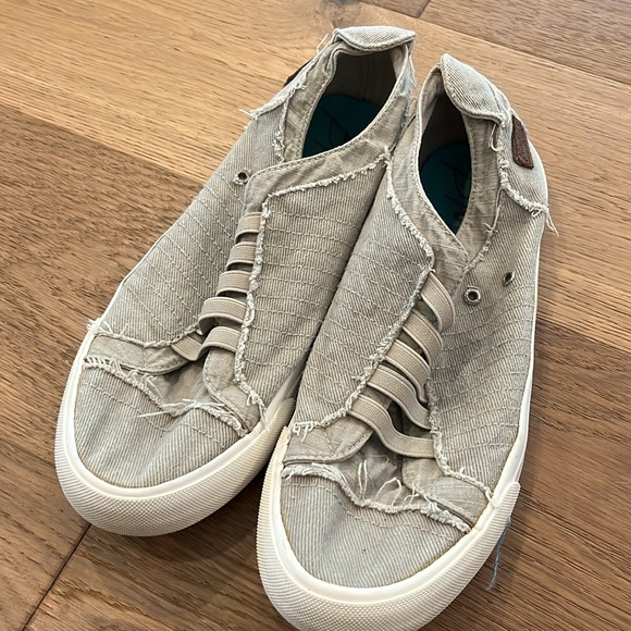 Blowfish canvas sneakers - size 9. - Picture 2 of 3